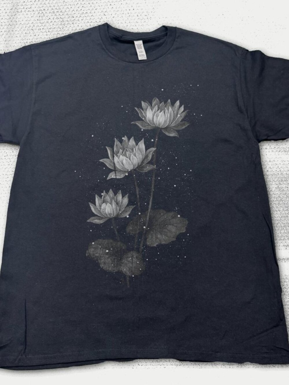 VINTAGE STYLE LOTUS BLOSSOM TEE  Black T-shirt